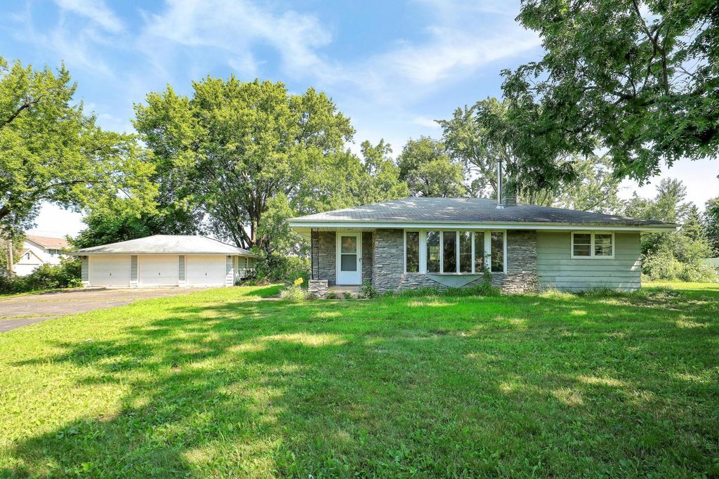 2511 Highwood Avenue E, Maplewood, MN 55119
