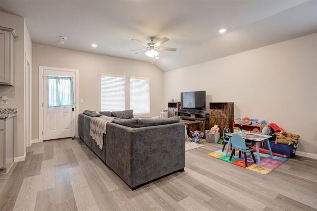 10520 SW 41st Place, Yukon, OK 73099