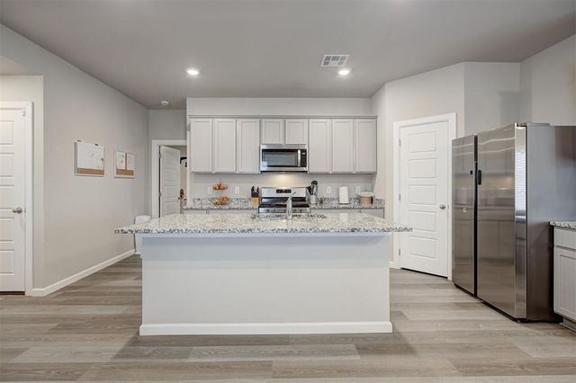 10520 SW 41st Place, Yukon, OK 73099