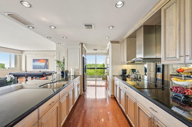 49 Briar Hollow Lane 702, Houston, TX 77027