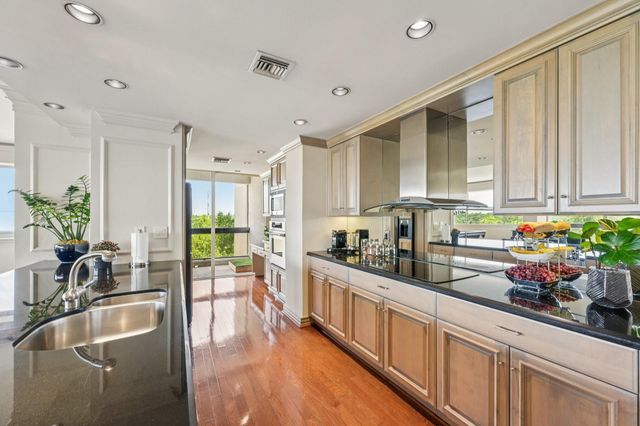 49 Briar Hollow Lane 702, Houston, TX 77027