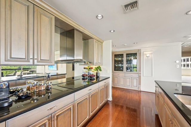 49 Briar Hollow Lane 702, Houston, TX 77027