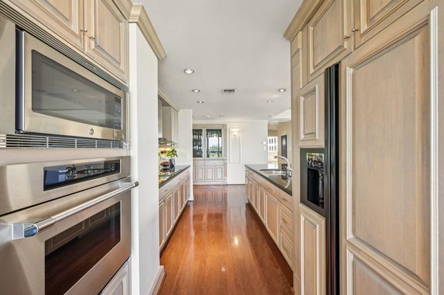 49 Briar Hollow Lane 702, Houston, TX 77027