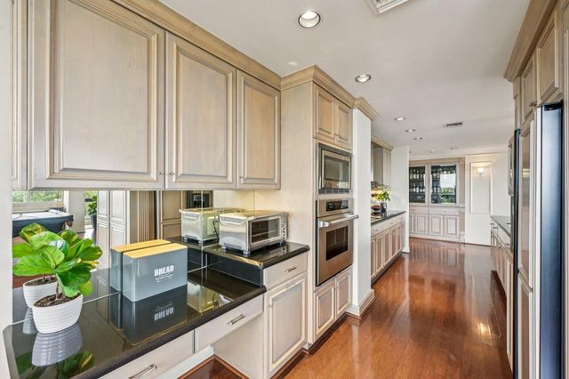 49 Briar Hollow Lane 702, Houston, TX 77027