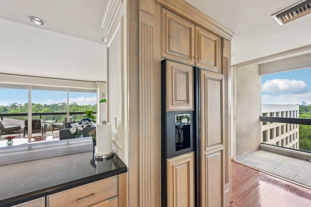 49 Briar Hollow Lane 702, Houston, TX 77027