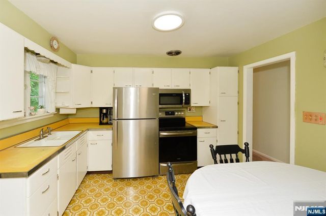 51 Charwalt Drive, Hawthorne, NJ 07506
