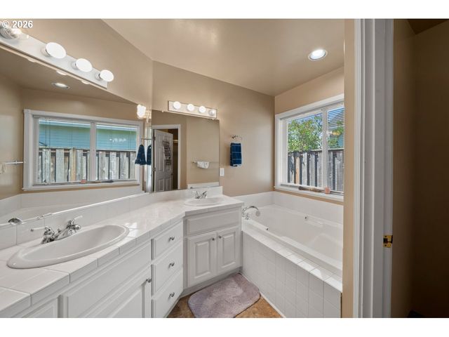 2010 N NUGGET Ln, Newberg, OR 97132