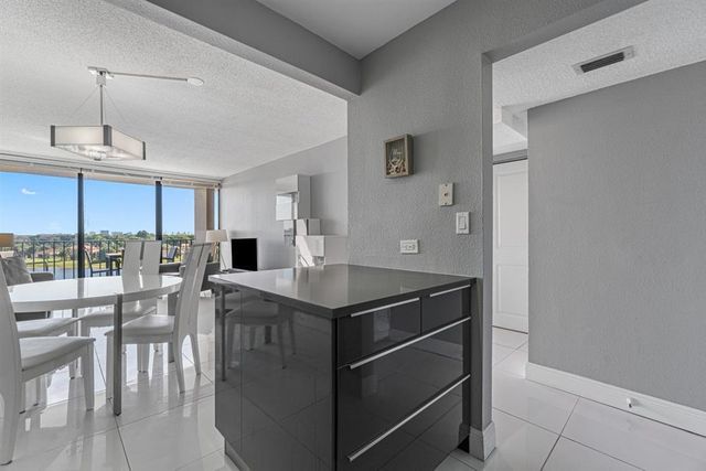 1830 Embassy Drive 613, West Palm Beach, FL 33401