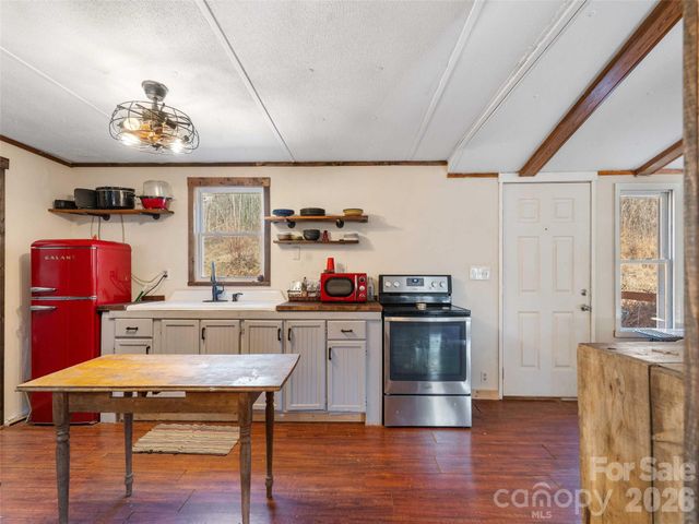 124 Cozy Cove Lane, Saluda, NC 28773