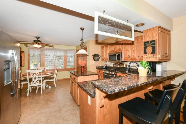 300 King William COURT S, Waukesha, WI 53186