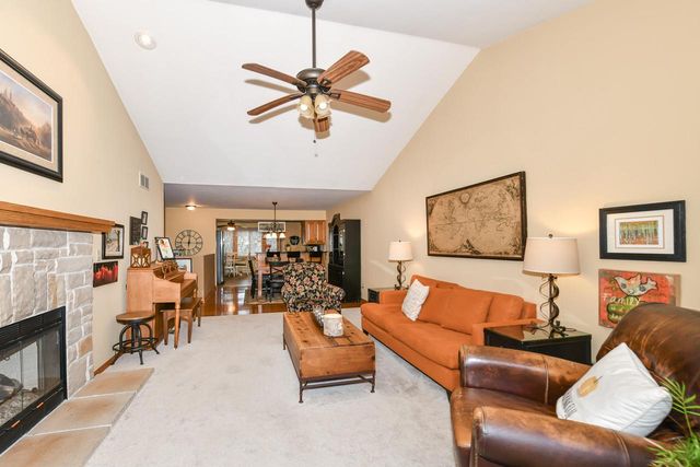 300 King William COURT S, Waukesha, WI 53186