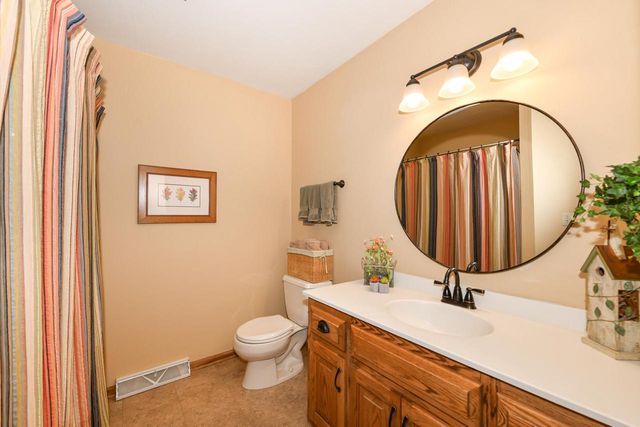 300 King William COURT S, Waukesha, WI 53186