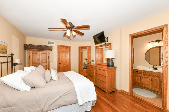 300 King William COURT S, Waukesha, WI 53186