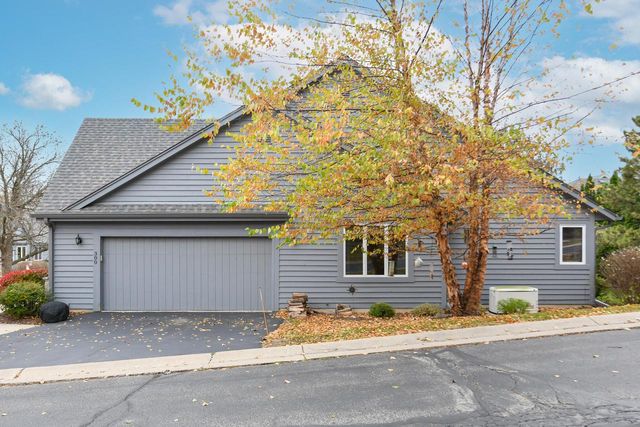 300 King William COURT S, Waukesha, WI 53186