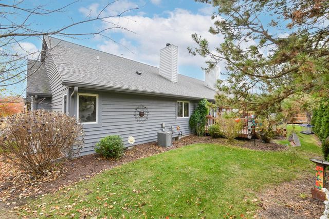 300 King William COURT S, Waukesha, WI 53186