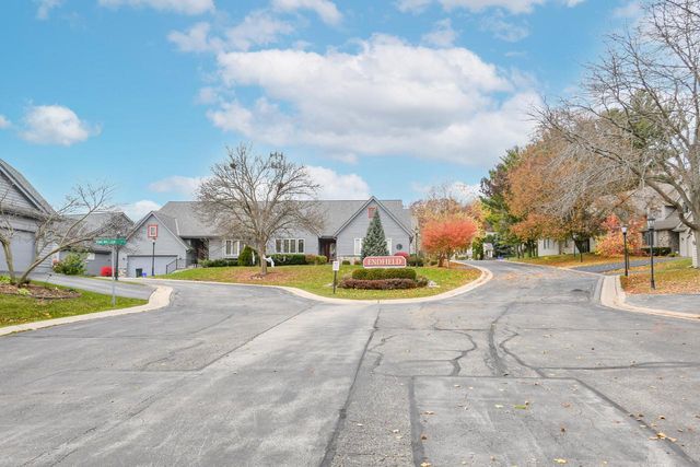 300 King William COURT S, Waukesha, WI 53186