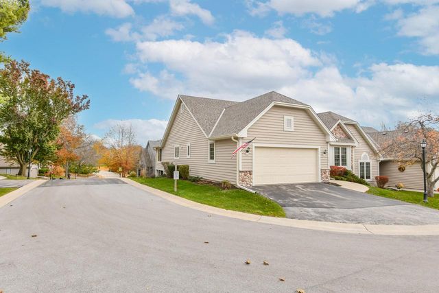 300 King William COURT S, Waukesha, WI 53186