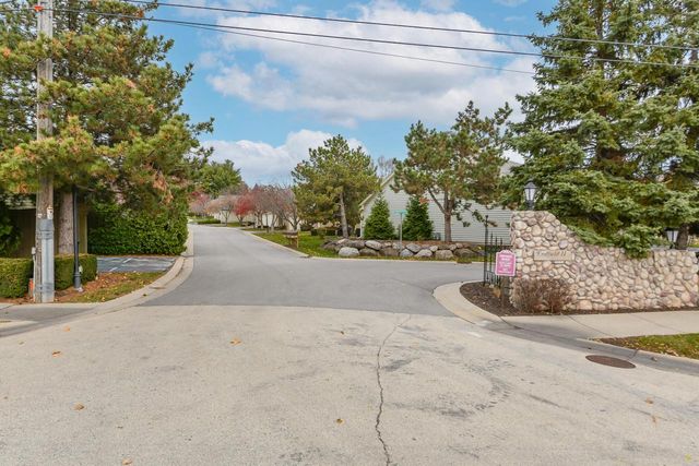 300 King William COURT S, Waukesha, WI 53186