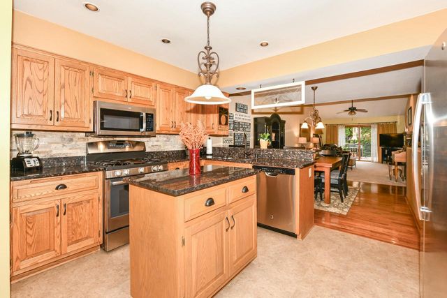 300 King William COURT S, Waukesha, WI 53186