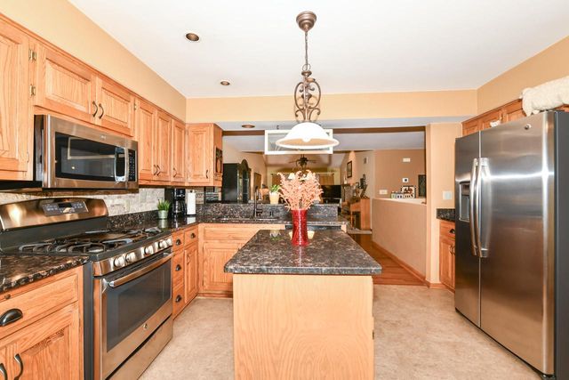 300 King William COURT S, Waukesha, WI 53186