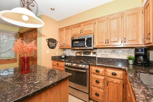 300 King William COURT S, Waukesha, WI 53186