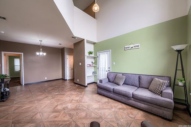 2715 CROWN HOLW, San Antonio, TX 78251