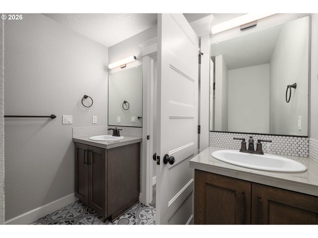 4002 ROXBURY Dr, West Linn, OR 97068