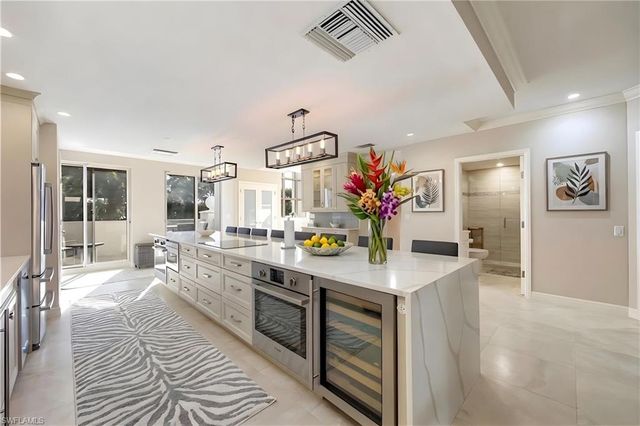 7071 Pelican Bay BLVD V8, Naples, FL 34108