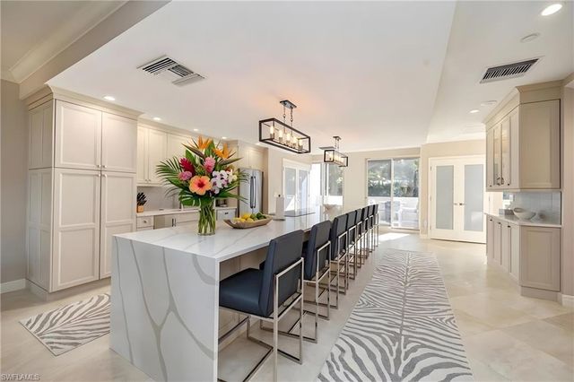 7071 Pelican Bay BLVD V8, Naples, FL 34108