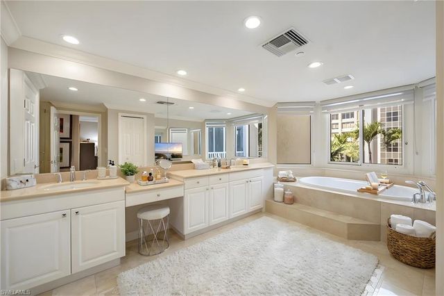 7071 Pelican Bay BLVD V8, Naples, FL 34108