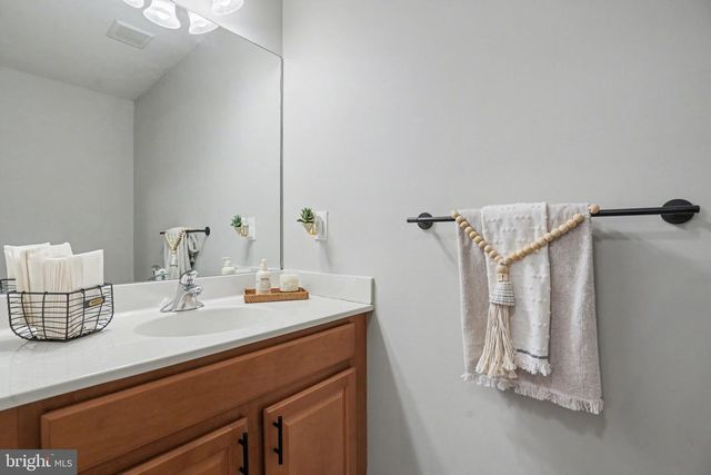 1804 VISTA DR, Mechanicsburg, PA 17055