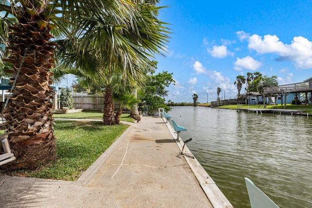 7210 Beau Terre Street, Hitchcock, TX 77563