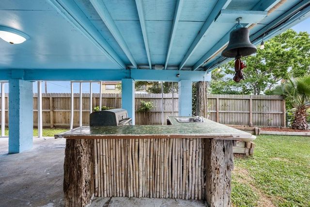 7210 Beau Terre Street, Hitchcock, TX 77563