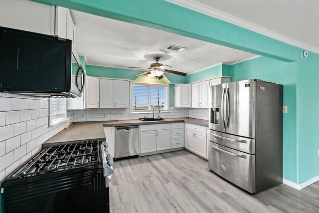 7210 Beau Terre Street, Hitchcock, TX 77563