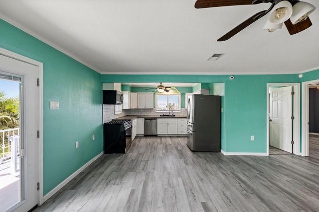 7210 Beau Terre Street, Hitchcock, TX 77563