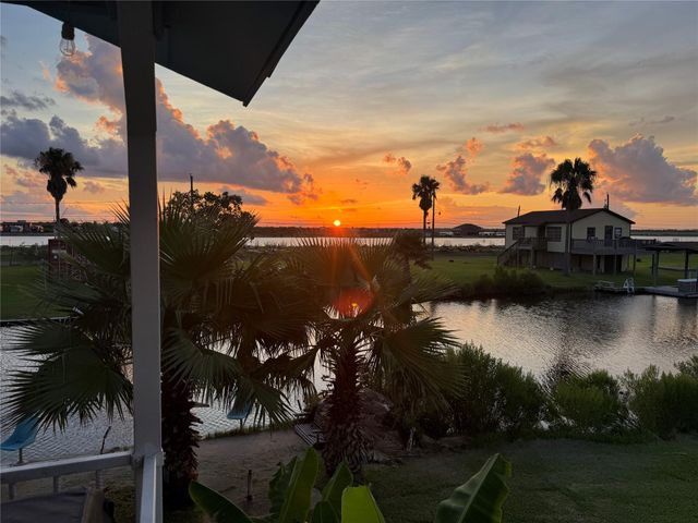 7210 Beau Terre Street, Hitchcock, TX 77563