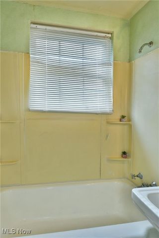 676 Central Parkway Avenue SE, Warren, OH 44484