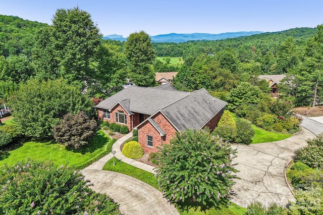 28 Tudor Crescent Court, Hendersonville, NC 28739