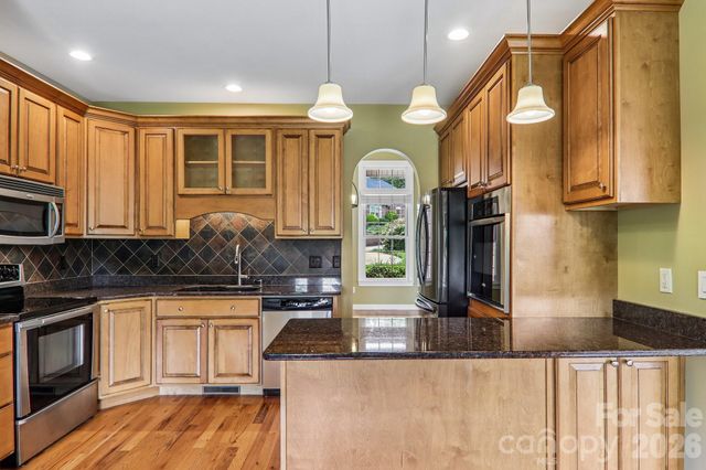 28 Tudor Crescent Court, Hendersonville, NC 28739