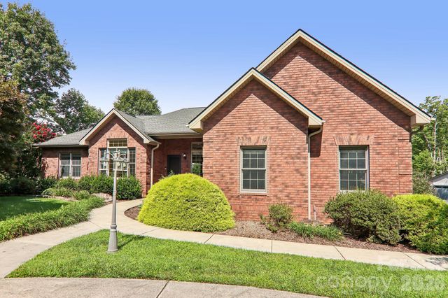 28 Tudor Crescent Court, Hendersonville, NC 28739