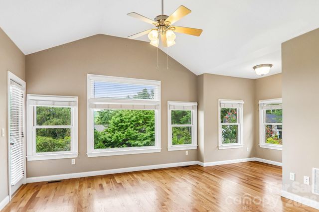 28 Tudor Crescent Court, Hendersonville, NC 28739