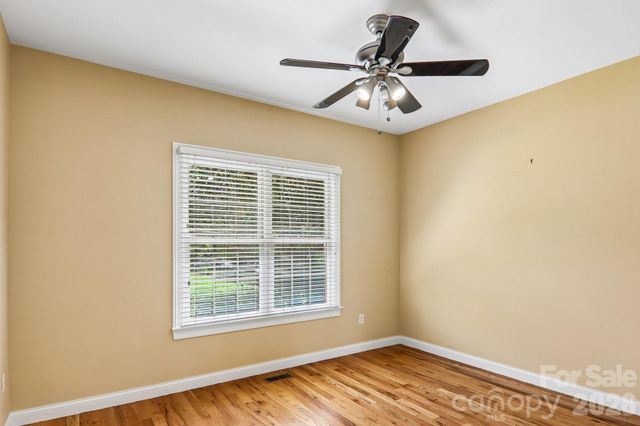 28 Tudor Crescent Court, Hendersonville, NC 28739