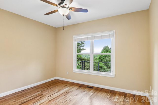 28 Tudor Crescent Court, Hendersonville, NC 28739