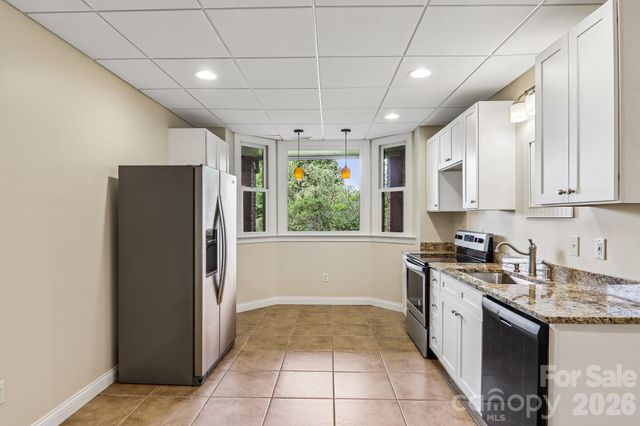 28 Tudor Crescent Court, Hendersonville, NC 28739
