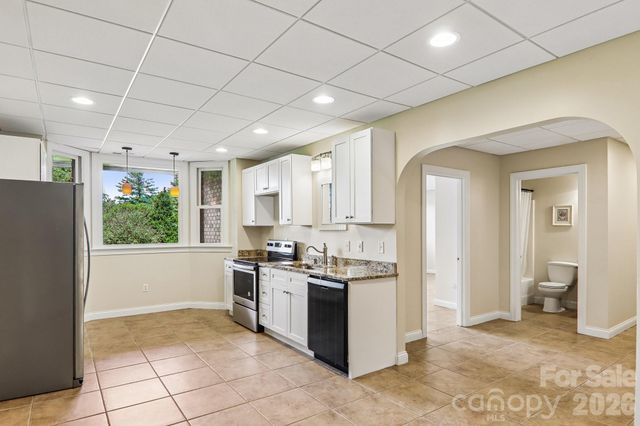 28 Tudor Crescent Court, Hendersonville, NC 28739