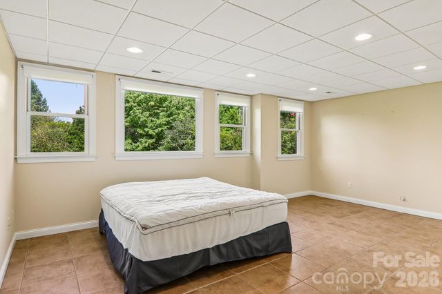 28 Tudor Crescent Court, Hendersonville, NC 28739