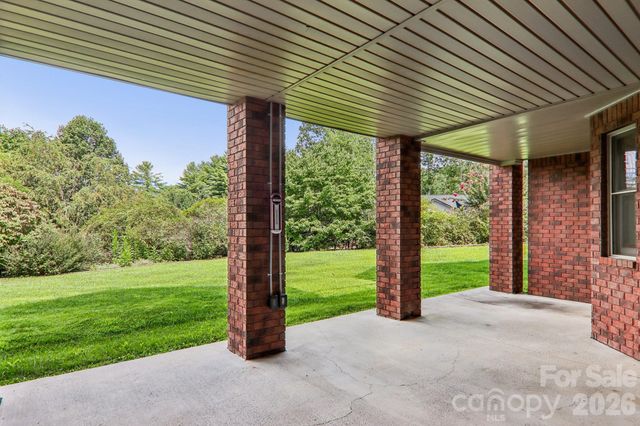 28 Tudor Crescent Court, Hendersonville, NC 28739