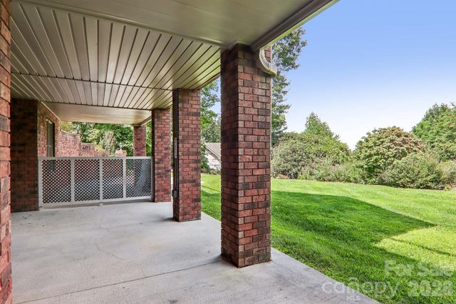 28 Tudor Crescent Court, Hendersonville, NC 28739