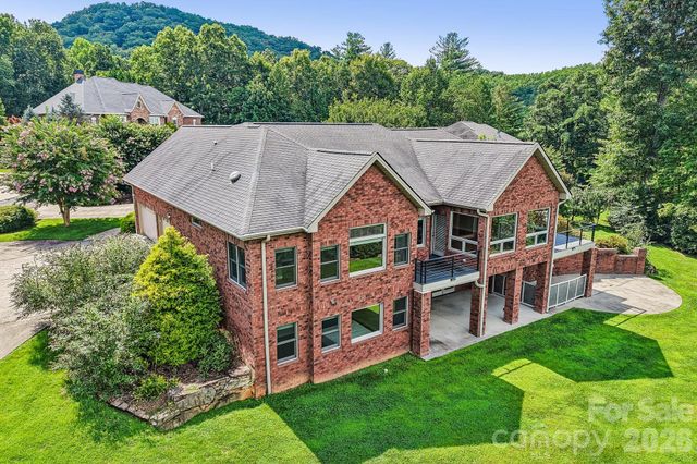 28 Tudor Crescent Court, Hendersonville, NC 28739