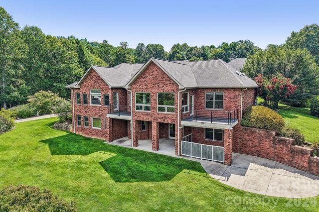 28 Tudor Crescent Court, Hendersonville, NC 28739